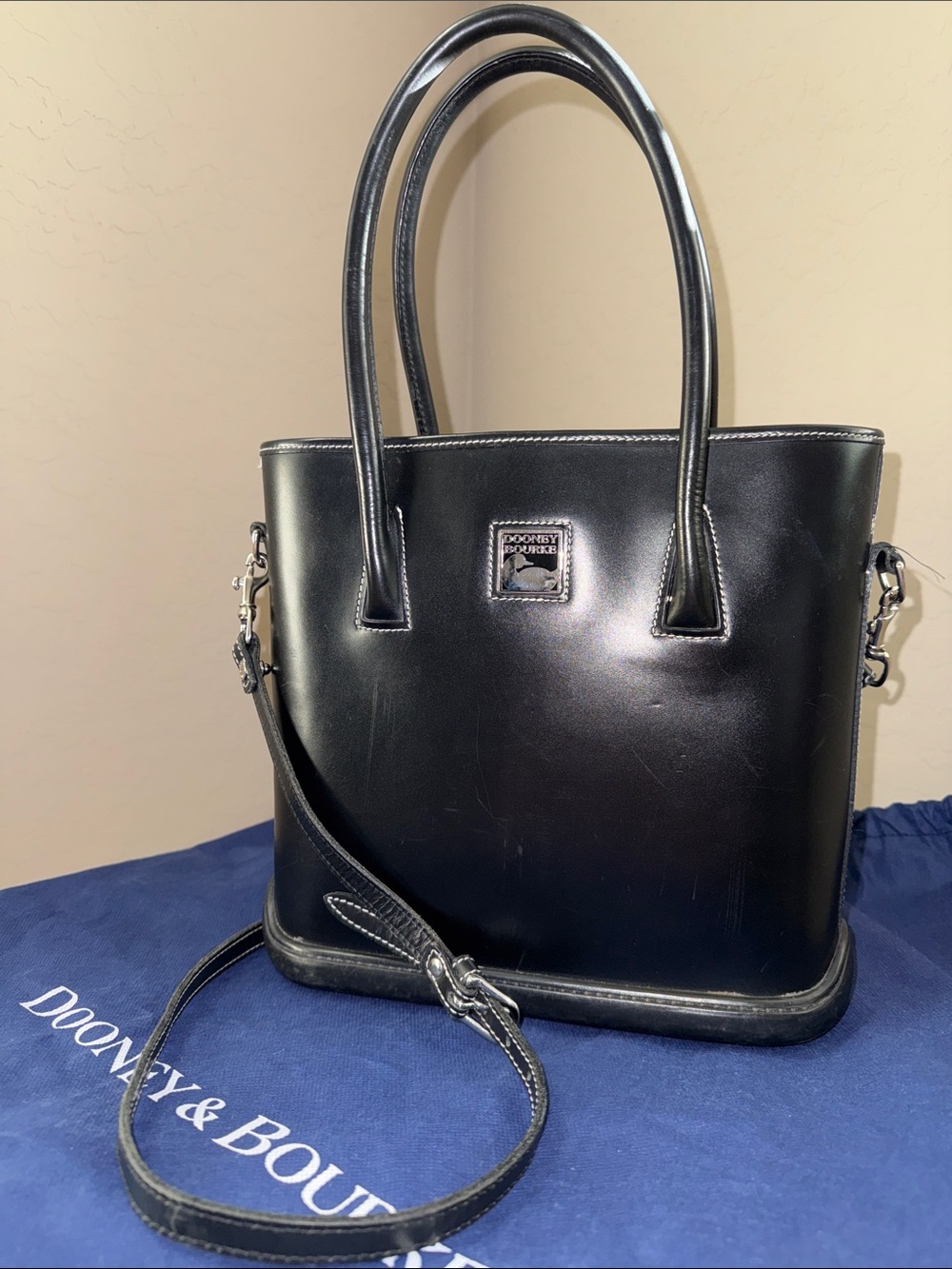 Dooney & Bourke Black Leather Vintage PAR a SOLE Hand Bag/Crossbody/Shoulder Bag